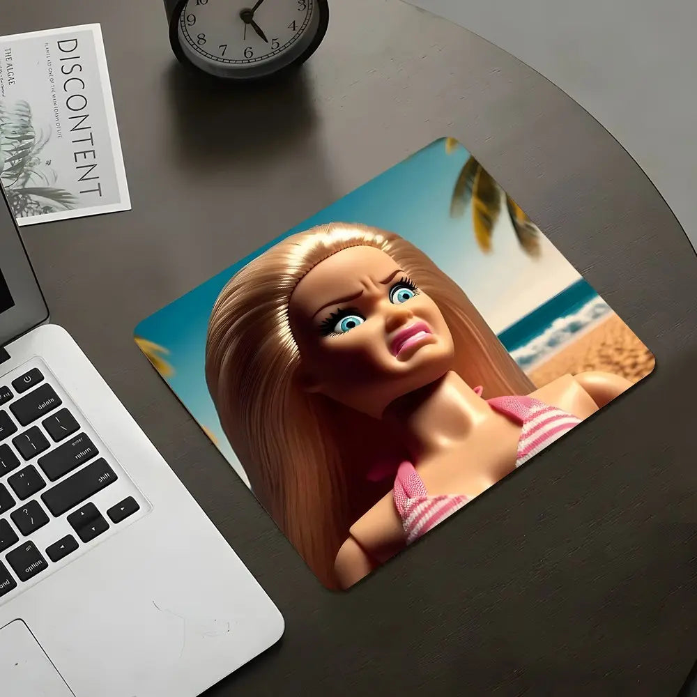 Square Retro Beach Doll Gaming Mouse Pad, Angry Character Design, Desktop Decorative Protective Pad, Rubber Anti-Slip Lockedge Pad, Desk Accessories, Gaming Desk Accessory, Small Size Suitable for Laptop, Desktop Games, Office Supplies
