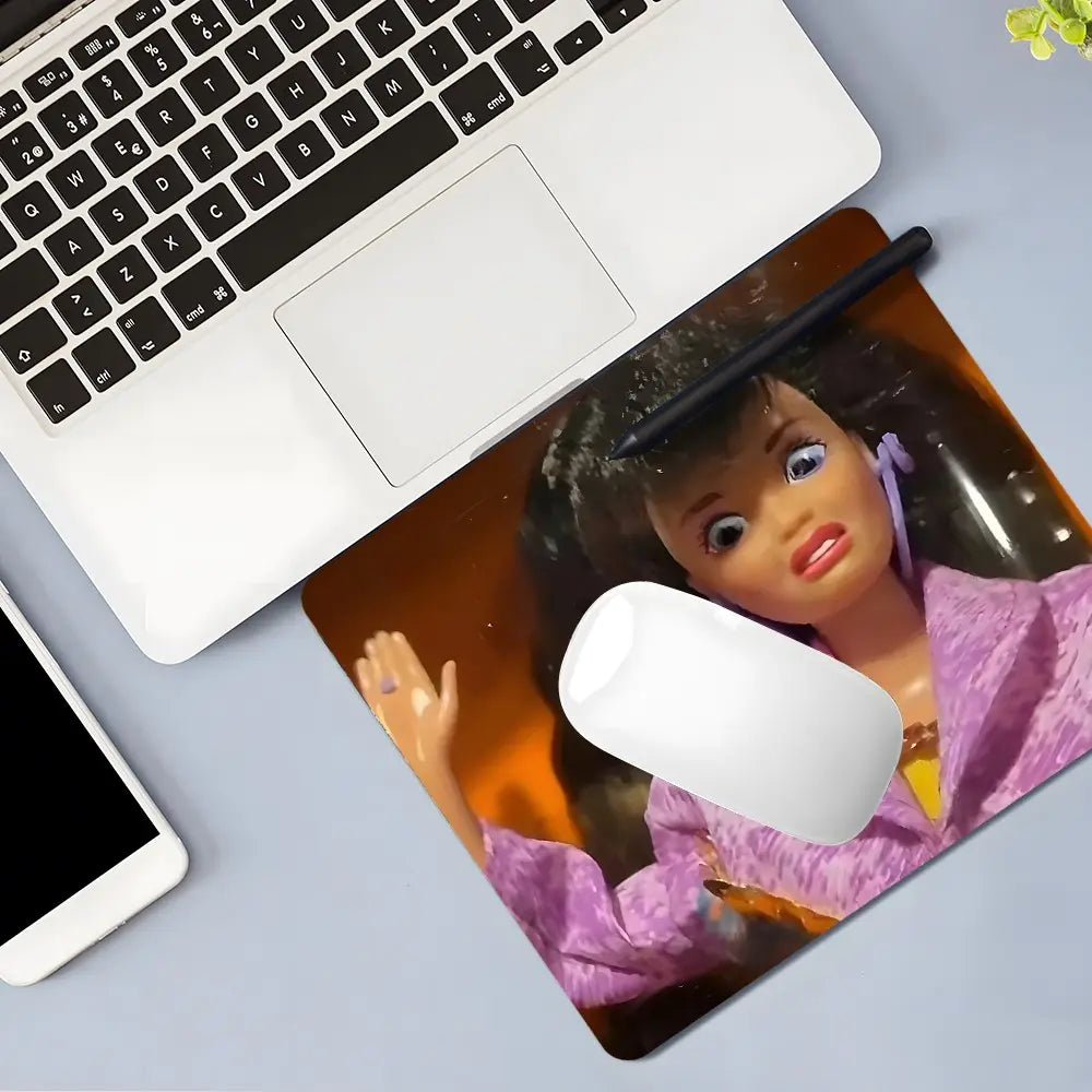 Square 90S Style Doll Gaming Mouse Pad, Gaming Mousepad, Computer Desk Mat, Retro Character Design, Desktop Decorative Protective Pad, Rubber Anti-Slip Lockedge Work Pad, Small Size Suitable for Laptop, Desktop Computer Games, Work, Daily Use