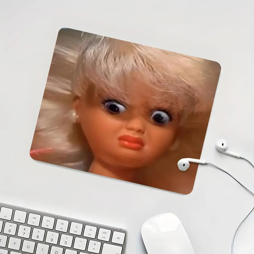 Funny Retro Doll Square Mouse Pad, Dislike Emoticons Desktop Decorative Protective Pad, Rubber Anti-Slip Lockedge Work Pad, Small Size Suitable for Laptop, Desktop Computer Games, Work, Family, Gaming Mousepad, Non Slip Mousepad