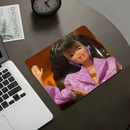 Square 90S Style Doll Gaming Mouse Pad, Gaming Mousepad, Computer Desk Mat, Retro Character Design, Desktop Decorative Protective Pad, Rubber Anti-Slip Lockedge Work Pad, Small Size Suitable for Laptop, Desktop Computer Games, Work, Daily Use