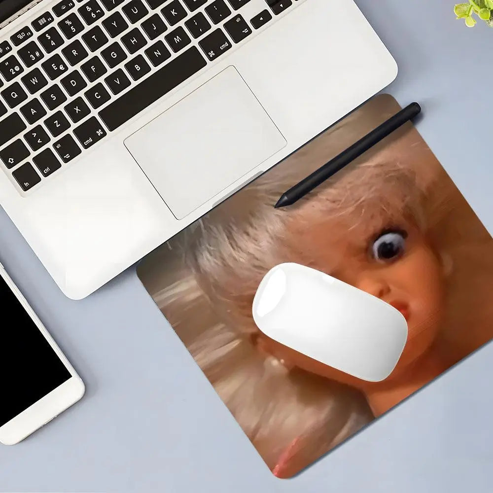Funny Retro Doll Square Mouse Pad, Dislike Emoticons Desktop Decorative Protective Pad, Rubber Anti-Slip Lockedge Work Pad, Small Size Suitable for Laptop, Desktop Computer Games, Work, Family, Gaming Mousepad, Non Slip Mousepad